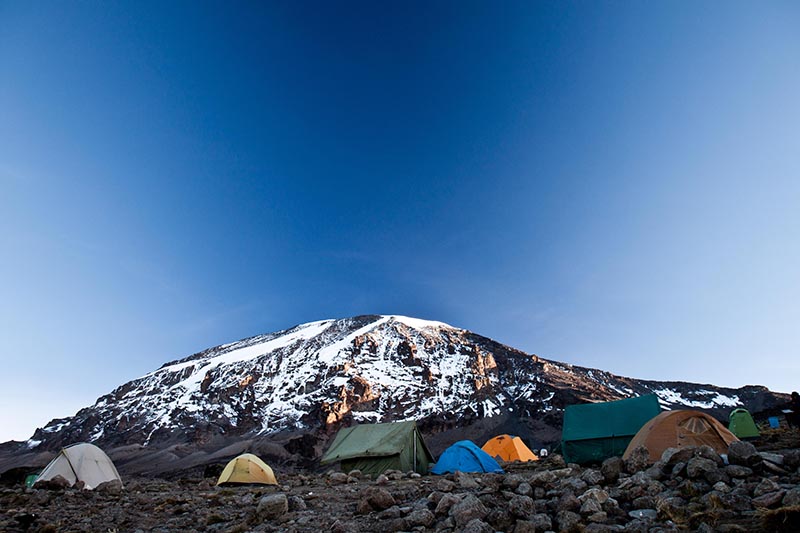 Zelte, Schnee, Kilimandscharo