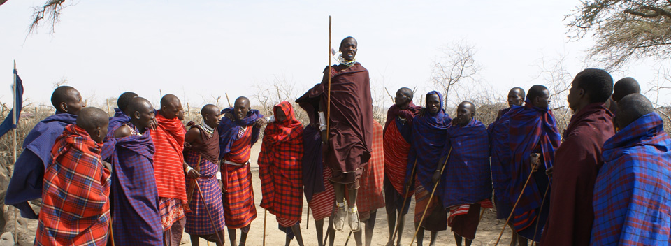 Gruppenfoto, Maasai tanzt
