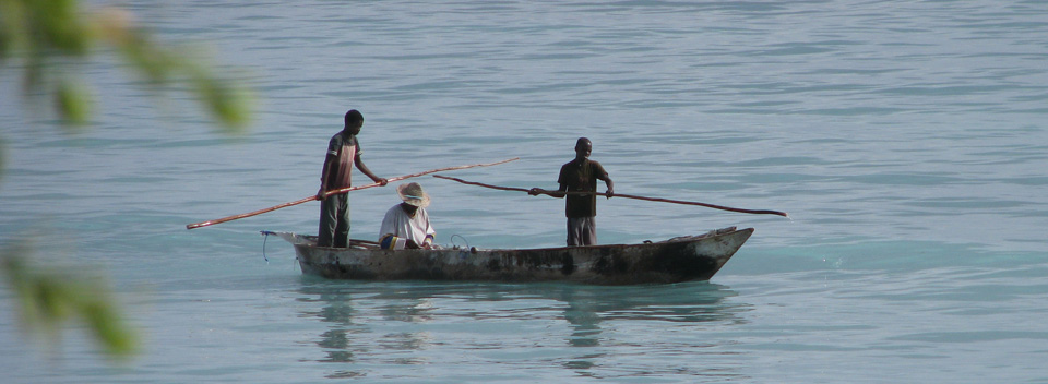 Boot mit Menschen auf dem Wasser